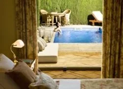 jacuzzi en la habitación del hotel Mas de Torrent Spa