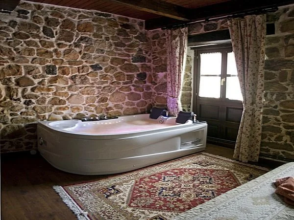 Interior de una habitacion con jacuzzi en el hotel asturiano de Luna del Valle