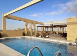 terraza con piscina del hotel