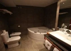 jacuzzi del hotel para parejas en Barcelona Montaltmar jacuzzi en la habitacion