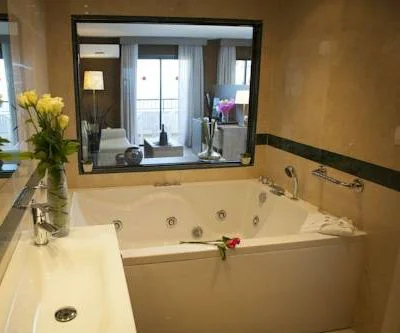 jacuzzi privado del hotel cabo cervera torrevieja jacuzzi privado en la habitación Suite con sauna