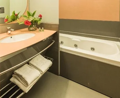 habitacion con bañera de hidromsaje