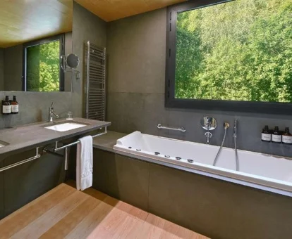 bañera de hidromasaje de la habitacion