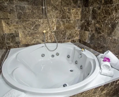 jacuzzi en la habitacion Hotel Princesa Park Andorra