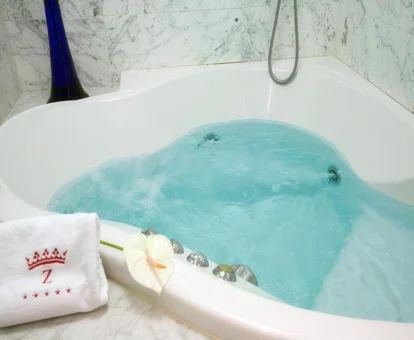 jacuzzi privado en la habitación del Hotel Palafox