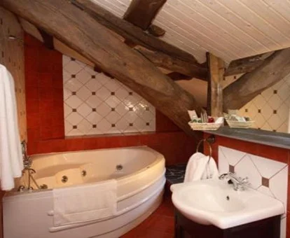 habitacion superior con jacuzzi de los apartamentos penarronda en asturias