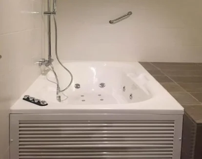 jacuzzi del apartamento deluxe Baldiri cerca de Barcelona
