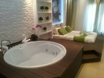 Mas Informacion jacuzzi junto a la cama Hola Barcelona Bismark