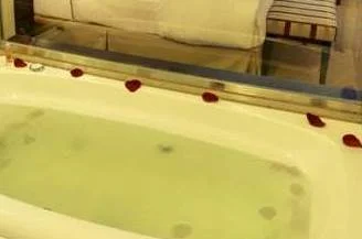 bañera de hidromasaje de la habitación del Hotel Eurobuilding