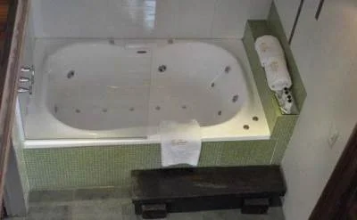 bañera de hidromasaje en la habitación del Hotel La Fresque Buenos Aires