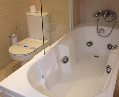 bañera de hidromasaje de la Habitacion del Hotel Abadia Burgos