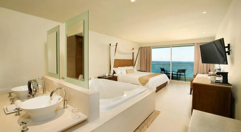 jacuzzi exterior del hotel Sens de Mar