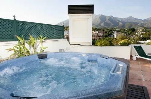 terraza con jacuzzi exterior