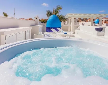 Piscina privada con jacuzzi de la villa deluxe