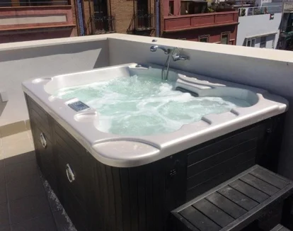 Habtación con terraza y jacuzzi privado del Apartamento en Sevilla