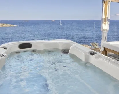 Jacuzzi exterior privado de la suite con Vistas al mar
