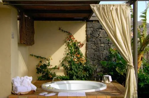 jacuzzi exterior de la terraza Vincci Plantación del Sur