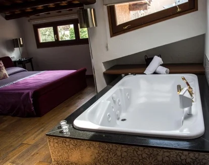 jacuzzi en la habitacion Argolla Hostal