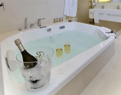 jacuzzi en la habitación del hotel Calma Blanca en Cadaqués