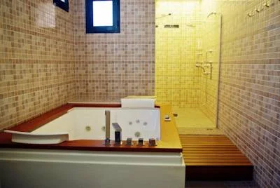 jacuzzi privado de la suite del hotel Sa Punta en Girona