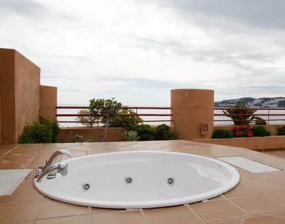 habitacion con jacuzzi en la terraza