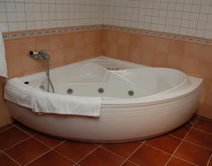 jacuzzi en la habitacion suite