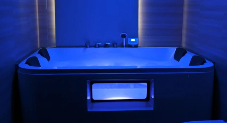 jacuzzi en la habitacion