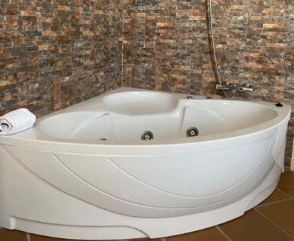 Suite con bañera de hidromasaje en el baño de la suite del Hotel Albaida Nature en Mazagón, provincia de Huelva