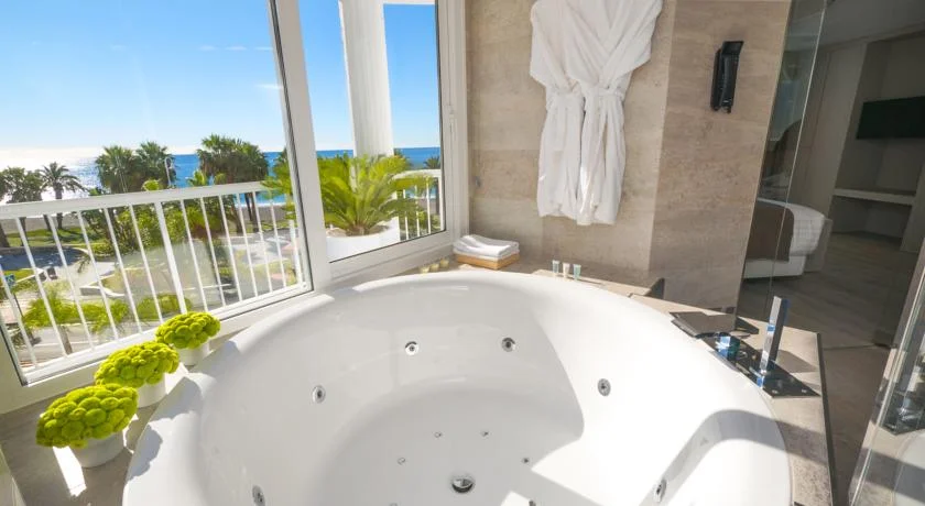 jacuzzi en la habitacion