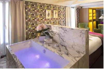 jacuzzi en la habitación del Artus Hotel Paris