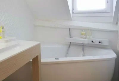 bañera de hidromasaje en la habitación del Hotel Chavanel