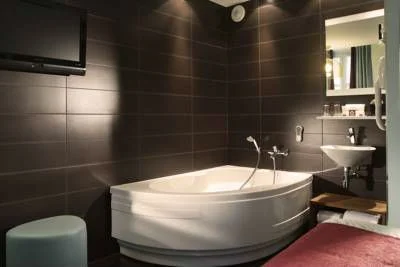 jacuzzi en la habitación del hotel Courcelles Etoile