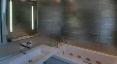 bañera de hidromasaje de la habitación