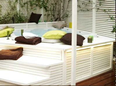 jacuzzi privado en la terraza de la habitación Privilege Hotel Le Mathurin paris 