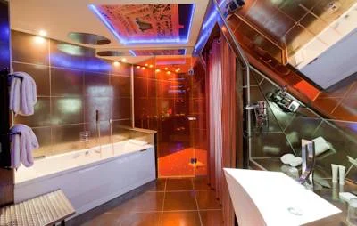 baño con hidromasaje del hotel Sublim Eiffel