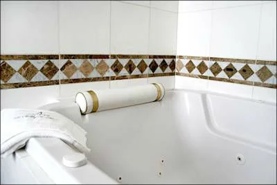 jacuzzi en la habitación del Hotel Villa Royale en Paris
