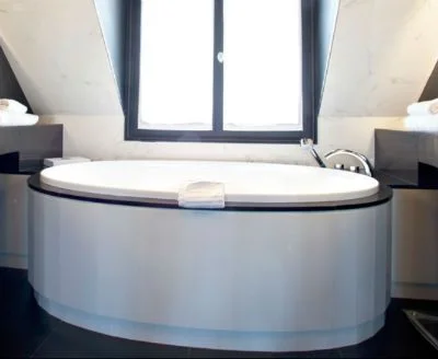 jacuzzi privado en la habitación del Hotel Mac Mahon Paris