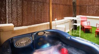 jacuzzi exterior de la habitacion