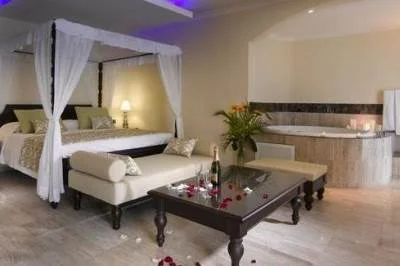 suite con jacuzzi redondo junto a la cama