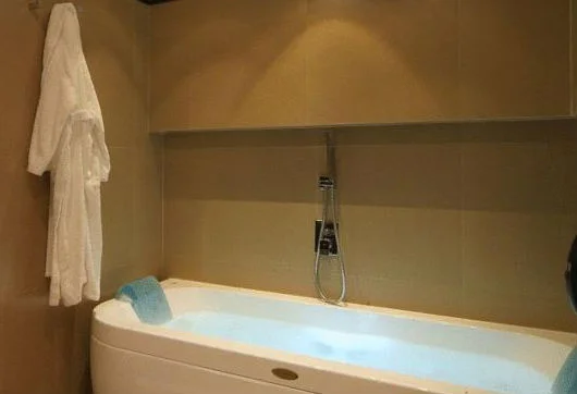 bañrea de hidromasaje de la habitación superior del hotel