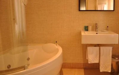 bañera de hidromasaje en la habitacion