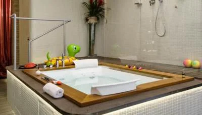 jacuzzi en la habitación Suite