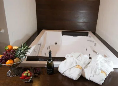 jacuzzi privado en la habitación del Hotel Relais Giulia