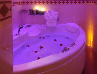 bañera jacuzzi en la habitación del Hotel Manfredi