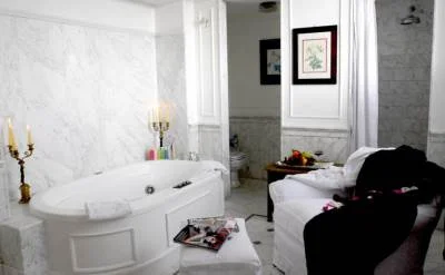 Suite con jacuzzi del Hotel Plaza en roma