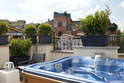 jacuzzi privado de la terraza del hotel The Fisrt Luxury 