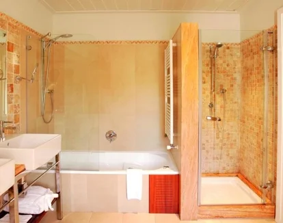 jacuzzi privado en la habitacióndel hotel Rural Les Rotes Jacuzzi privado en la habitación