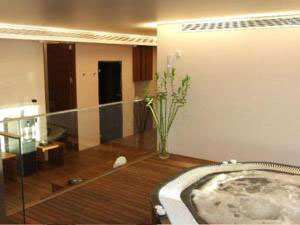 spa con jacuzzi del hotel SH Valencia Palace