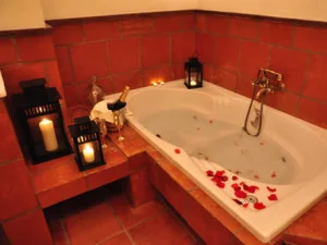 Jacuzzi privado en la suite de Hotel Los Cerezos