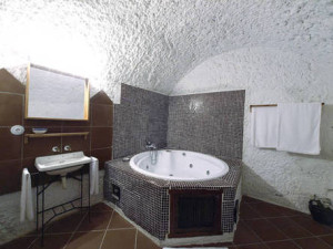 Cueva con bañera de hidromasaje en Casas Cueva La Tala
